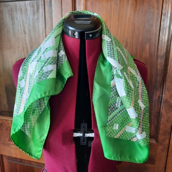 Vintage satin green white print scarf - Picture 7 of 7